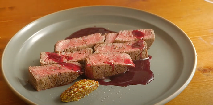 牛フィレ肉のステーキ 赤ワインソース仕立て